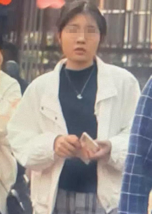 长江配资 23岁女子独游温岭疑看“蓝眼泪”失联，警方和救援队仍在搜救；有网友称：看到她在海边拍照后进山