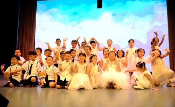 盘配资 幼儿园毕业礼上，孩子们表演惊艳全场，家长泪目了